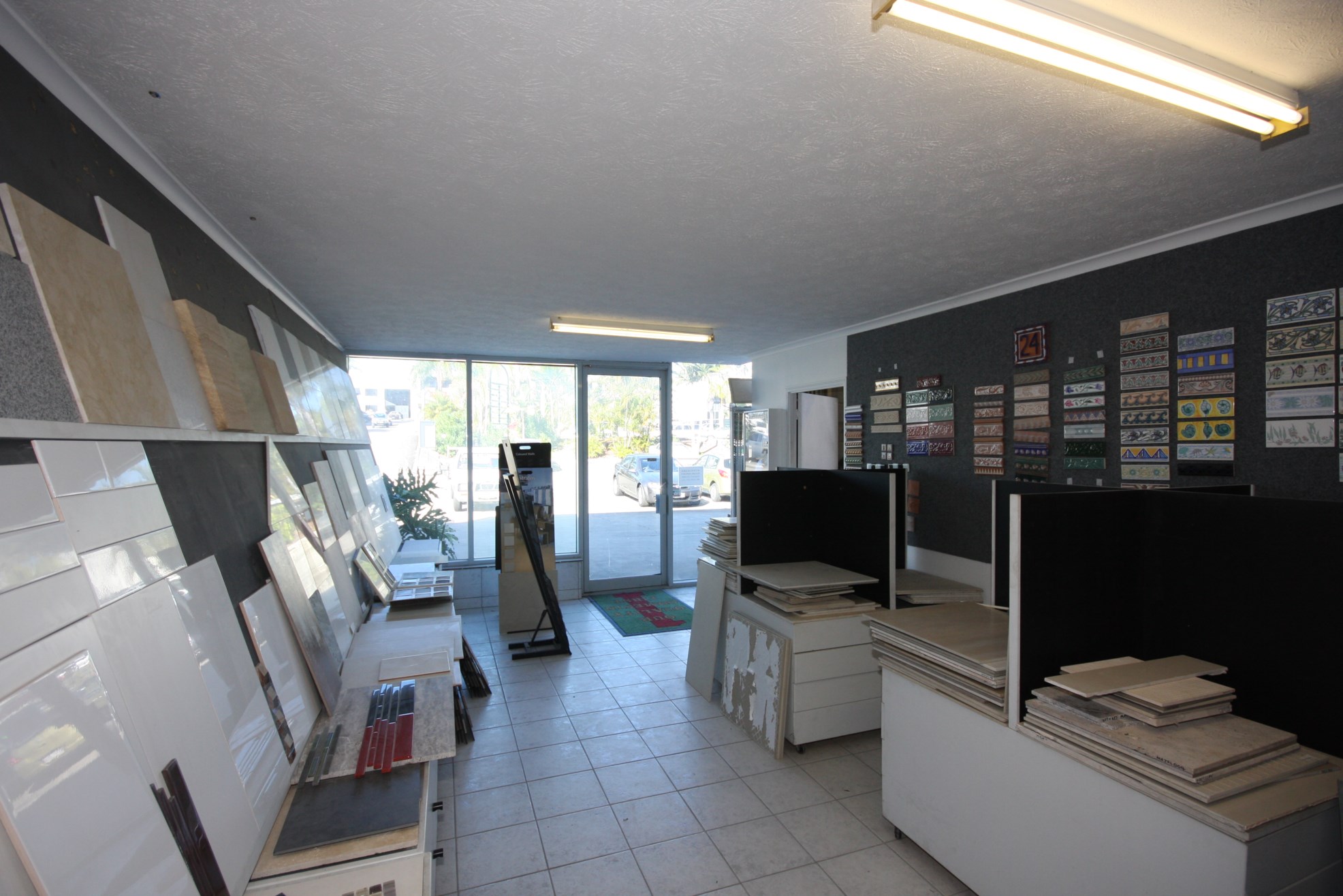 Warehouse/ Workshop/ Storage with Mezz and 5m Roller Door